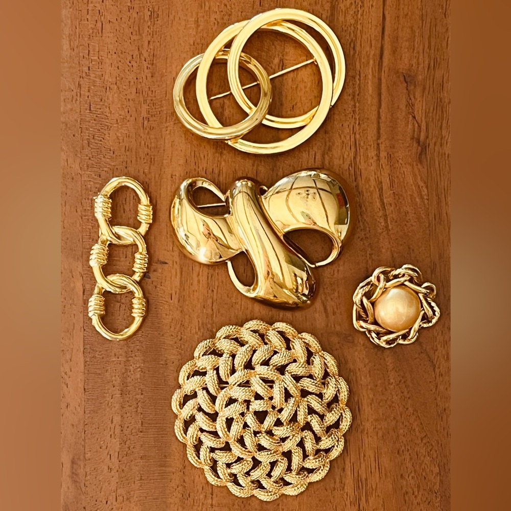 Lot of 5 brooches vintage Monet gold tone 1980s retro bold circles ribbon links